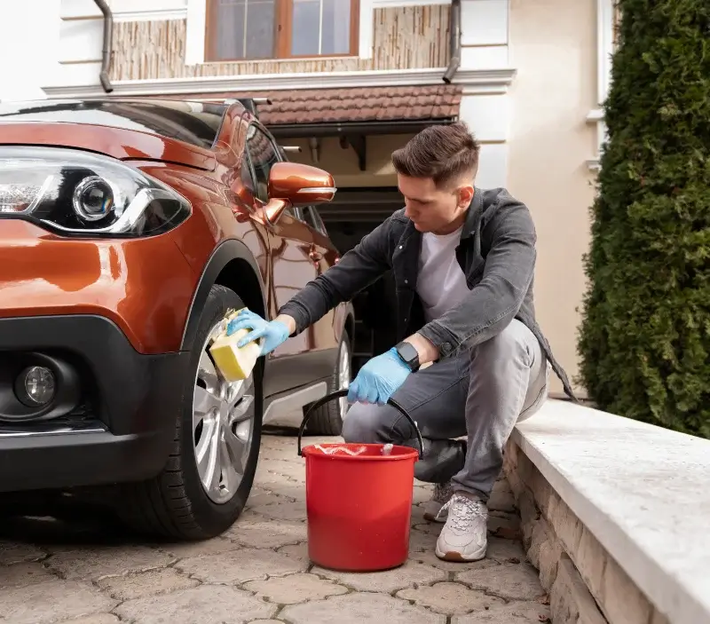 Lavage auto à domicile Salles-sous-Bois : professionnel intervenant sur un véhicule